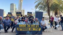 בני משפחות חטופים מפורום תקווה, שמתנגדים לעסקת שחרור חטופים עם חמאס, בהצהרה לתקשורת בכיכר החטופים בתל אביב (צילום: אורן דגן)