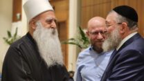 שר העבודה יואב בן צור לוחץ את ידו של מנהיג העדה הדרוזית שיח' מואפק טריף (צילום: דוברות משרד העבודה)