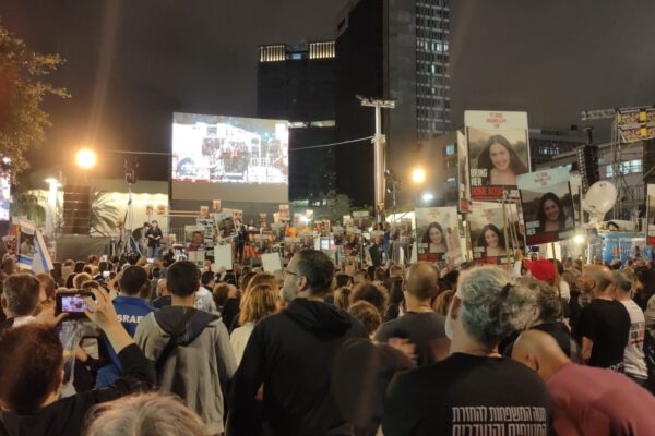 מפגינים בכיכר החטופים בתל אביב (צילום: סוניה גרשפט)