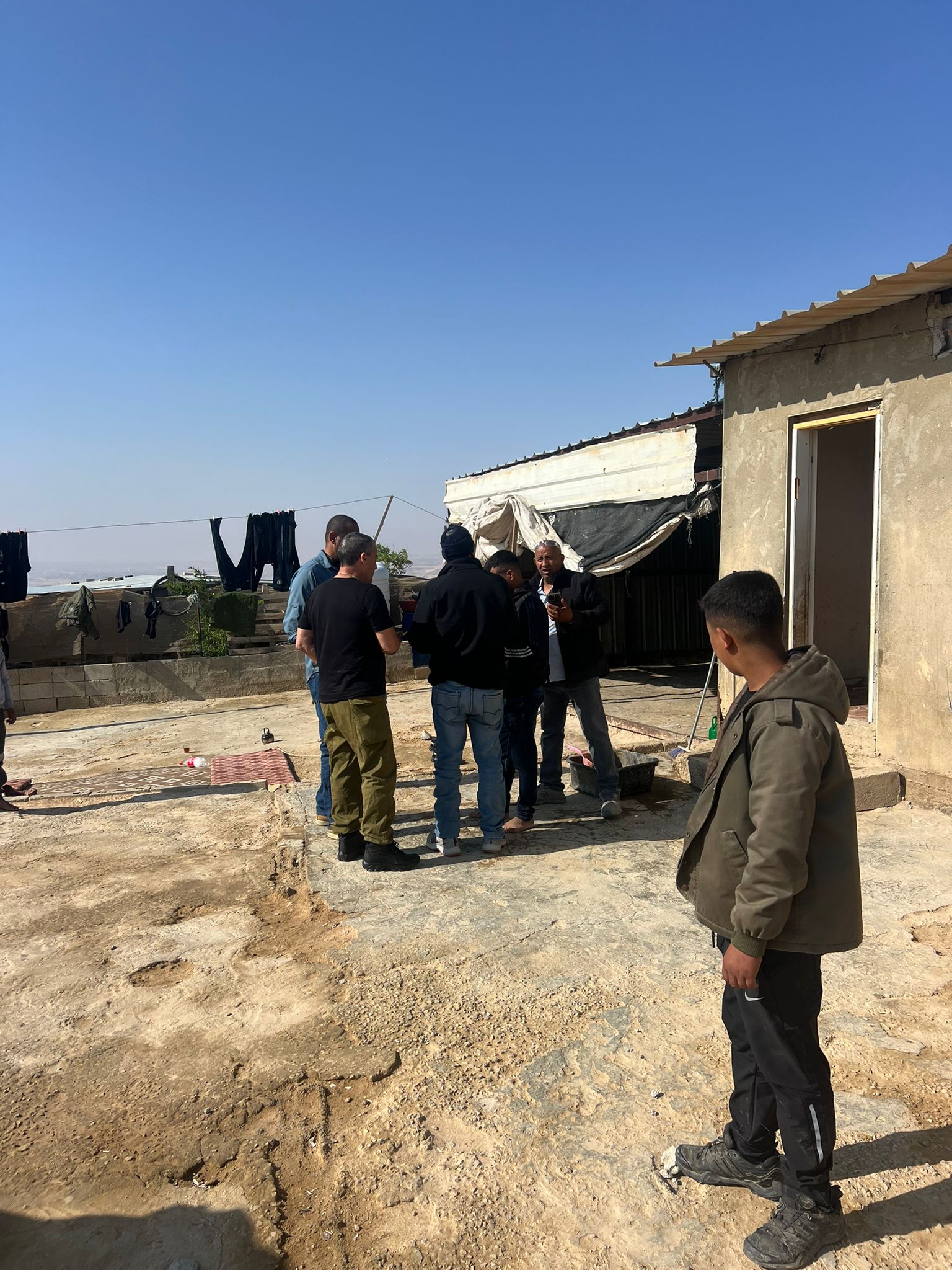 זירת פגיעת רסיס ביישוב הבדואי הלא-מוכר אל-פורעה הסמוך לערד (צילום: פרחאן ג'בוע)