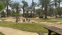 מטיילים בגן הלאומי הבשור בפארק אשכול (צילום: שלומית שביט, רשות הטבע והגנים)