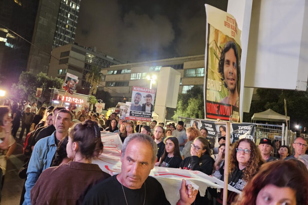 מפגינים בכיכר החטופים בתל אביב (צילום: מאיה רונן)