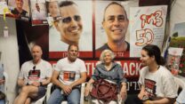 מתנדבים באוהל של נחל עוז בכיכר החטופים בתל אביב (צילום: מאיה רונן)