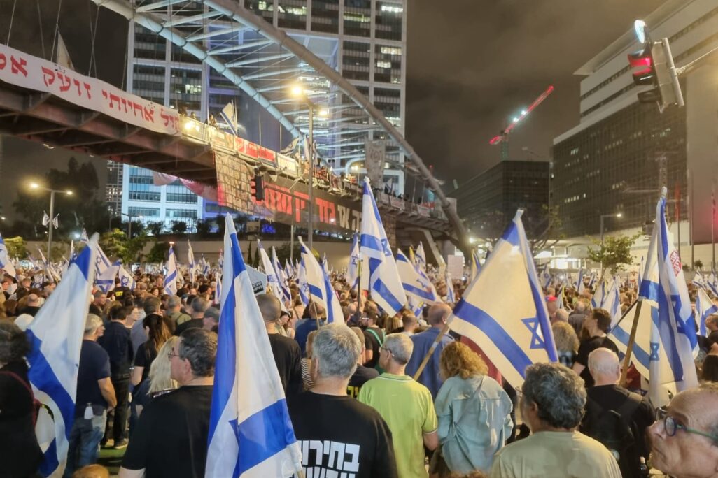מפגינים בכיכר החטופים בתל אביב (צילום: אלון דוד)