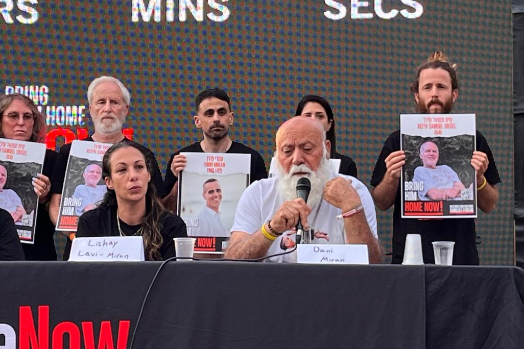 דני מירן במסיבת עיתונאים בכיכר החטופים (צילום: אורן דגן)