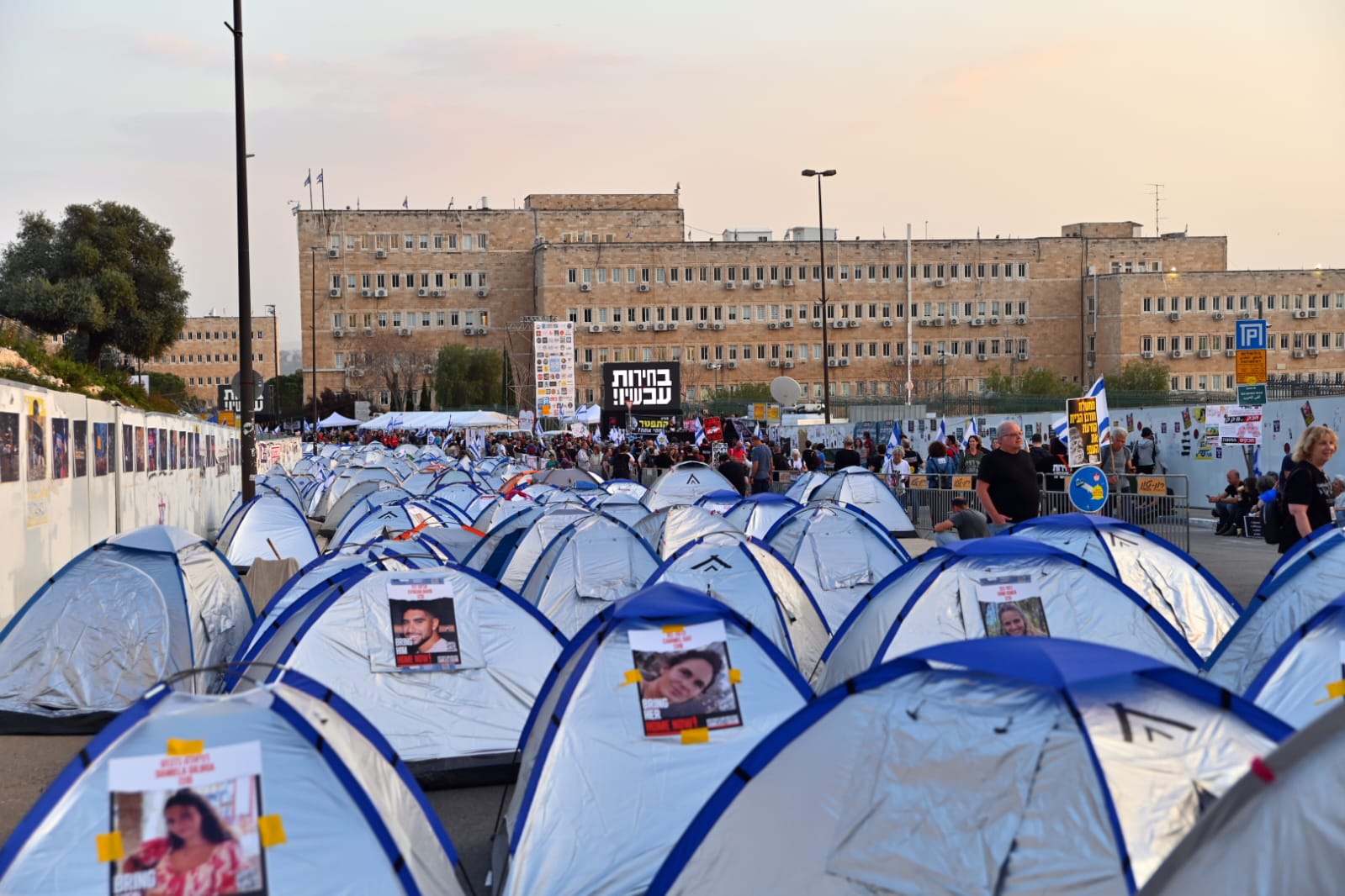 מאות אוהלים מול הכנסת עם תמונות החטופים עליהם (צילום: אור גואטה)