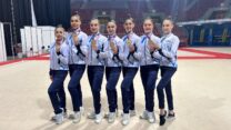 נבחרת ישראל בהתעמלות אמנותית עם מדליית הזהב בגביע העולם בסופיה (צילום: איגוד ההתעמלות בישראל)