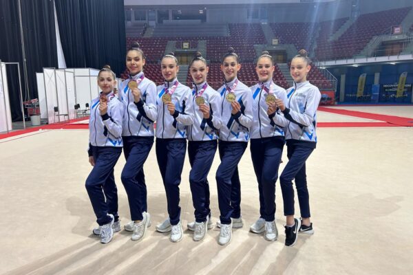 נבחרת ישראל בהתעמלות אמנותית עם מדליית הזהב בגביע העולם בסופיה (צילום: איגוד ההתעמלות בישראל)