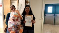 מנהלת בית הספר אביטל בן שלום ויו"ר ועד ההורים אושרת מרין-פריבאש. "ברור שנעשה מעשה שכזה כקהילה שדוגלת בדו-קיום ושיוויון" (צילום: אלבום פרטי)