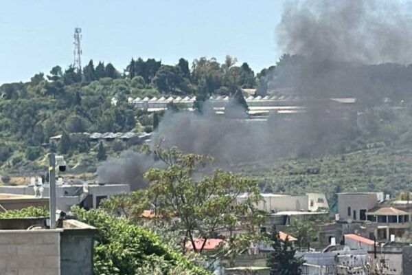 עשן מיתמר מעל מבנה שנפגע בכפר ערב אל עראמשה (צילום: כב"א)