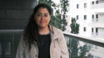 בת שבע ברוכים במרפסת דירתה הזמנית (צילום: דוד טברסקי)