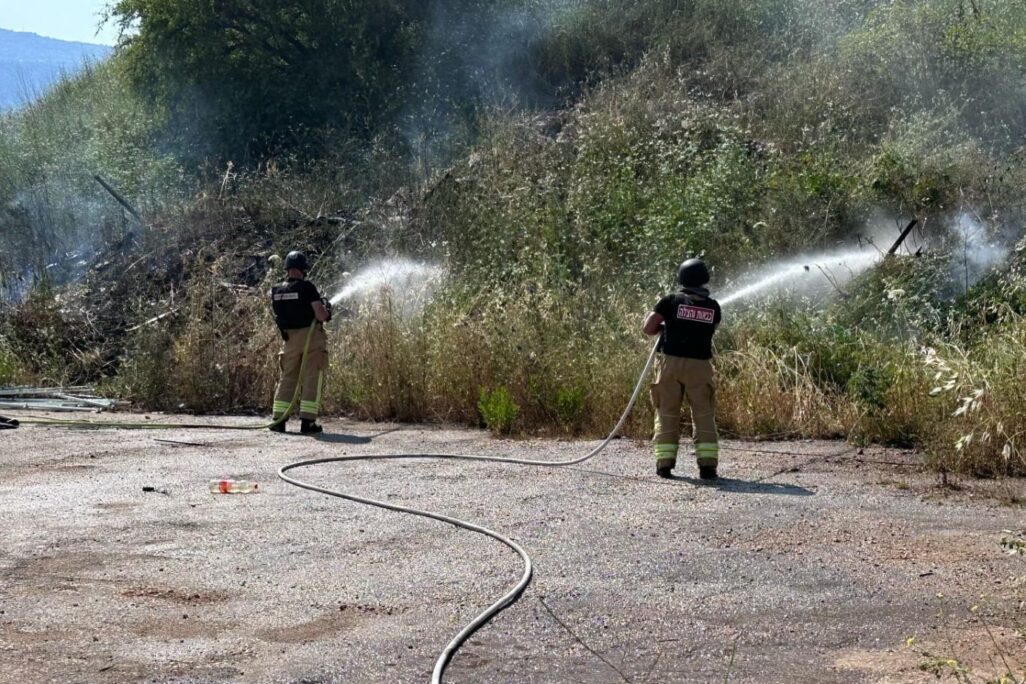 כוחות כבאות והצלה בבית הלל לאחר התפוצצות הכטב"מים (צילום: כבאות והצלה)