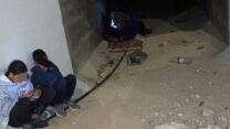 ילדים מאל-פורעה מסתתרים במעבר מים בזמן אזעקה (צילום: המועצה לכפרים לא מוכרים)