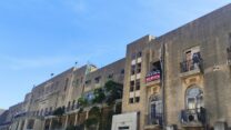 שלט "או חרדי או צבא" תלוי בישיבת פוניבז' בבני ברק (צילום: ניצן צבי כהן)