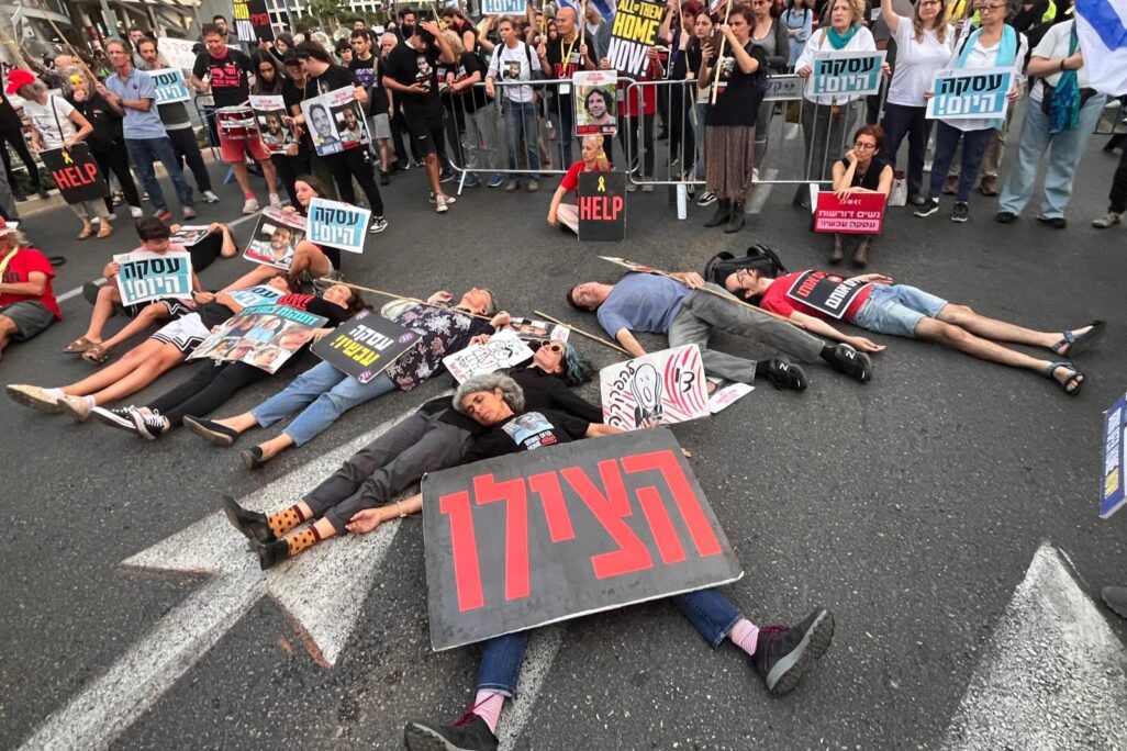 משפחות חטופים חוסמות את דרך בגין בתל אביב (צילום: אורן דגן)