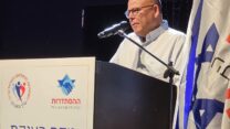 ארנון בר-דוד בטקס הענקת אות יקיר הגמלאים של הסתדרות הגמלאים למתנדבי חרבות ברזל (צילום: באדיבות הסתדרות הגמלאים)