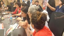 משפחות חטופים עם אזיקונים בוועדת החוץ והביטחון (צילום: ללא קרדיט)
