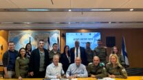 מעמד חתימת הסכם השכר לאזרחים עובדי צה"ל (צילום: דוברות ההסתדרות)