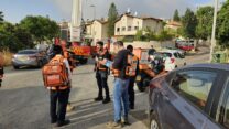 צוותי הצלה לצד ההוסטל שעלה באש (צילום: איחוד הצלה)