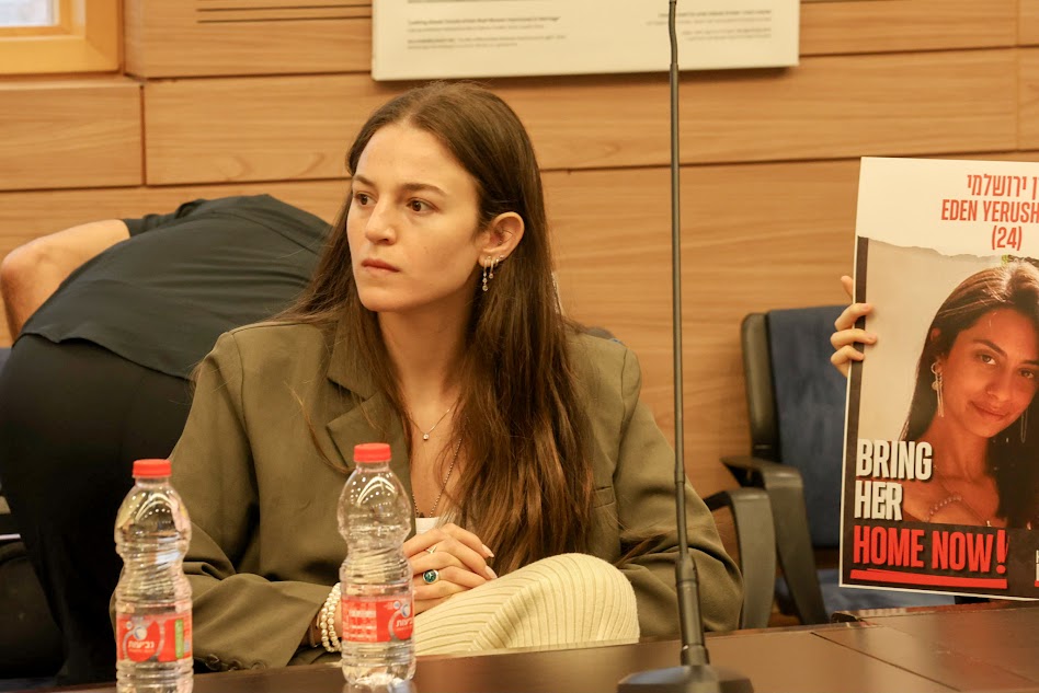 מיה רגב, ששוחררה משבי חמאס, בדיון חירום על מצב החטופות בוועדה למעמד האישה (צילום: דני שם טוב, דוברות הכנסת)