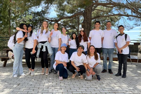 ד&quot;ר מגי מועלם (למטה מימין) עם תלמידי ביוטכנולוגיה המשתתפים במשלחת לקפריסין, מאי 2023. יצרה במלחמה שגרת למידה בתוך מצוקה גדולה (צילום: אלבום פרטי)