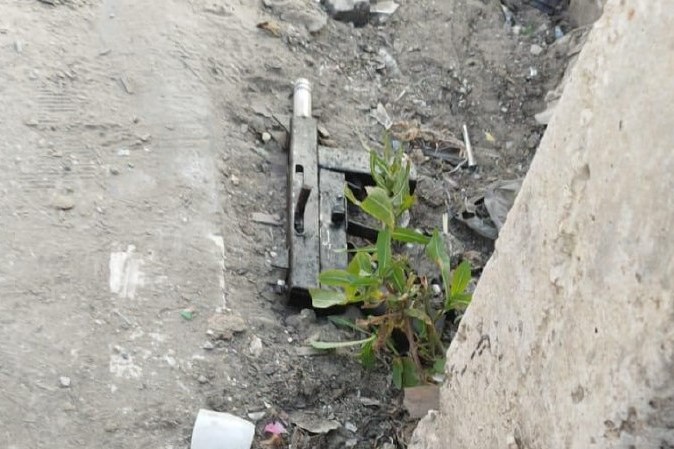 נשק ששימש את אחד המחבלים בניסיון הפיגוע ליד חברון (צילום: דובר צה"ל)