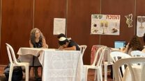 פרופ' אורית חזן מתנדבת עם תלמידים שפונו לים המלח (צילום: עמותת קדמה)