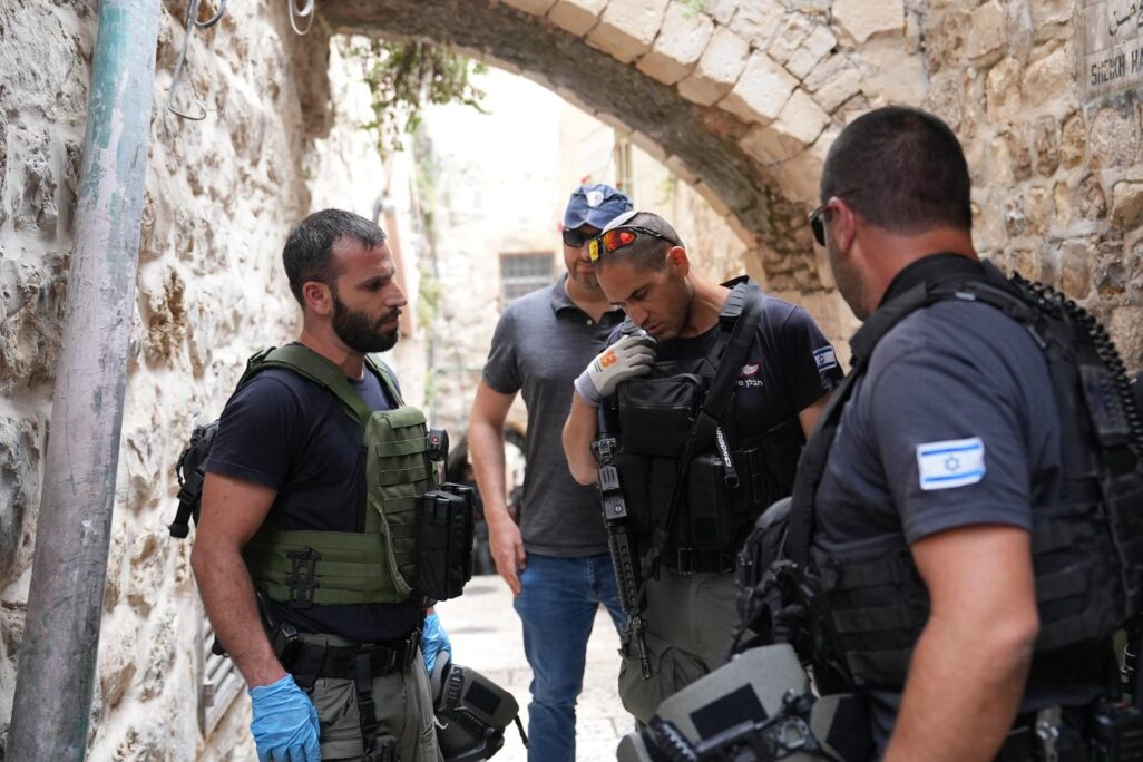 שוטרים בזירת הפיגוע בעיר העתקה (צילום: דוברות המשטרה) שוטרים בזירת הפיגוע בעיר העתקה (צילום: דוברות המשטרה)