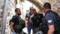 שוטרים בזירת הפיגוע בעיר העתקה (צילום: דוברות המשטרה)