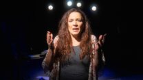 מירב גרובר בהצגה "מפי שמירה אימבר". "מרתקת, סוחפת ומרגשת" (צילום: ז'ראר אלון)