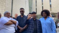משפחתו של סלומון טקה מחוץ לבית המשפט לאחר שמיעת הכרעת הדין במשפט השוטר היורה (צילום: יהל פרג')