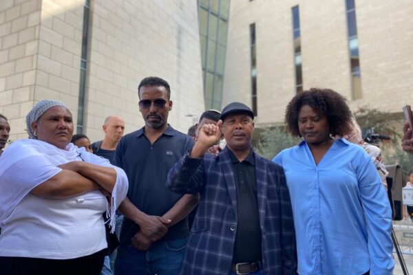 משפחתו של סלומון טקה מחוץ לבית המשפט לאחר שמיעת הכרעת הדין במשפט השוטר היורה (צילום: יהל פרג')