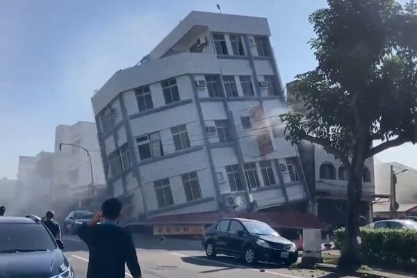 רעידת אדמה חזקה בטייוואן: מבנים קרסו וקברו תחתם עשרות