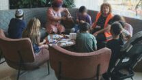 ורד רוטפוגל בטיפול בקבוצת ילדים משדרות במלון באילת (צילום: אלבום פרטי)
