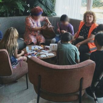 ורד רוטפוגל בטיפול בקבוצת ילדים משדרות במלון באילת (צילום: אלבום פרטי)