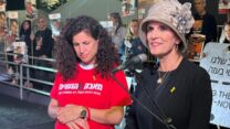 הרבנית ימימה מזרחי ומייסדת 'בונות אלטרנטיבה' מורן זך קצנשטיין בעצרת האחדות (צילום: מטה משפחות החטופים)