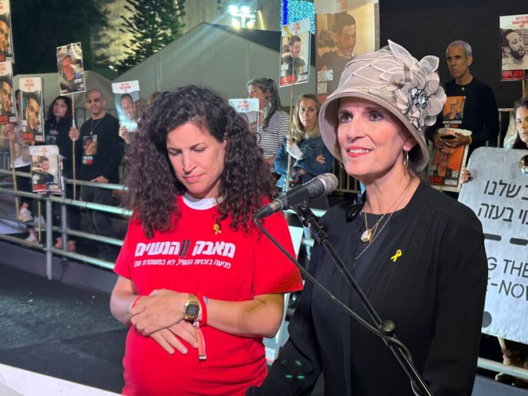 הרבנית ימימה מזרחי ומייסדת 'בונות אלטרנטיבה' מורן זך קצנשטיין בעצרת האחדות (צילום: מטה משפחות החטופים)