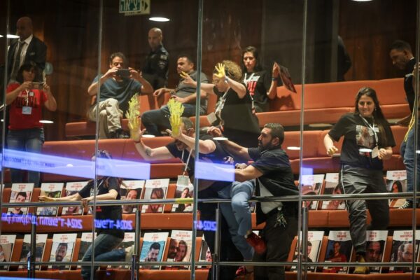מחאה בכנסת: משפחות חטופים התפרצו ביציע האורחים עם ידיים צבועות בצהוב