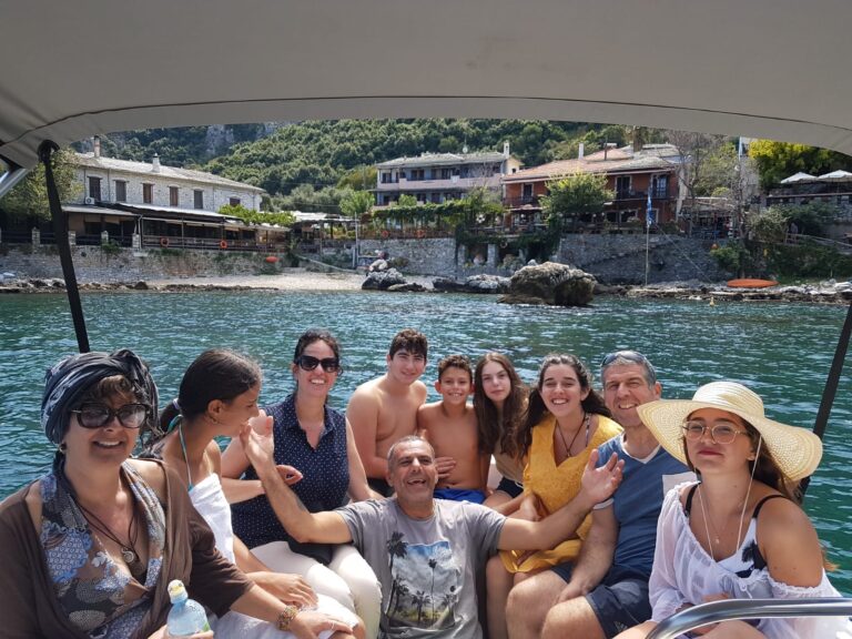 משפחת גרינשטיין ומשפחת זוהר בטיול ביוון (צילום: יוני גרינשטיין)