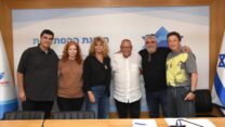 חתימת ההסכם בין פורום העצמאים בהסתדרות לאיגוד אמני ישראל, במעמד יו"ר פורום העצמאים רמי בז'ה (שני מימין), יו"ר ההסתדרות ארנון בר-דוד ויו"ר א.מ.י. השחקנית יונה אליאן. (צילום: דוברות ההסתדרות)