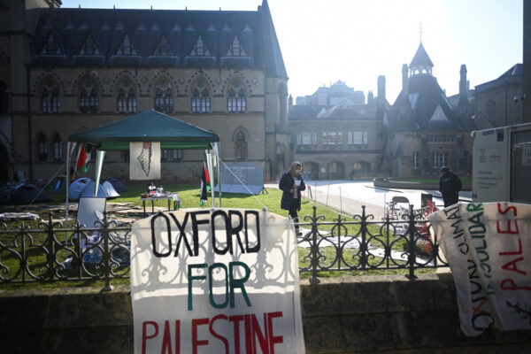 "אוקספורד למען פלסטין": מאהל המחאה בכניסה למוזיאון הטבע באוניברסיטת אוקספורד שבבריטניה (צילום:  REUTERS/Dylan Martinez)