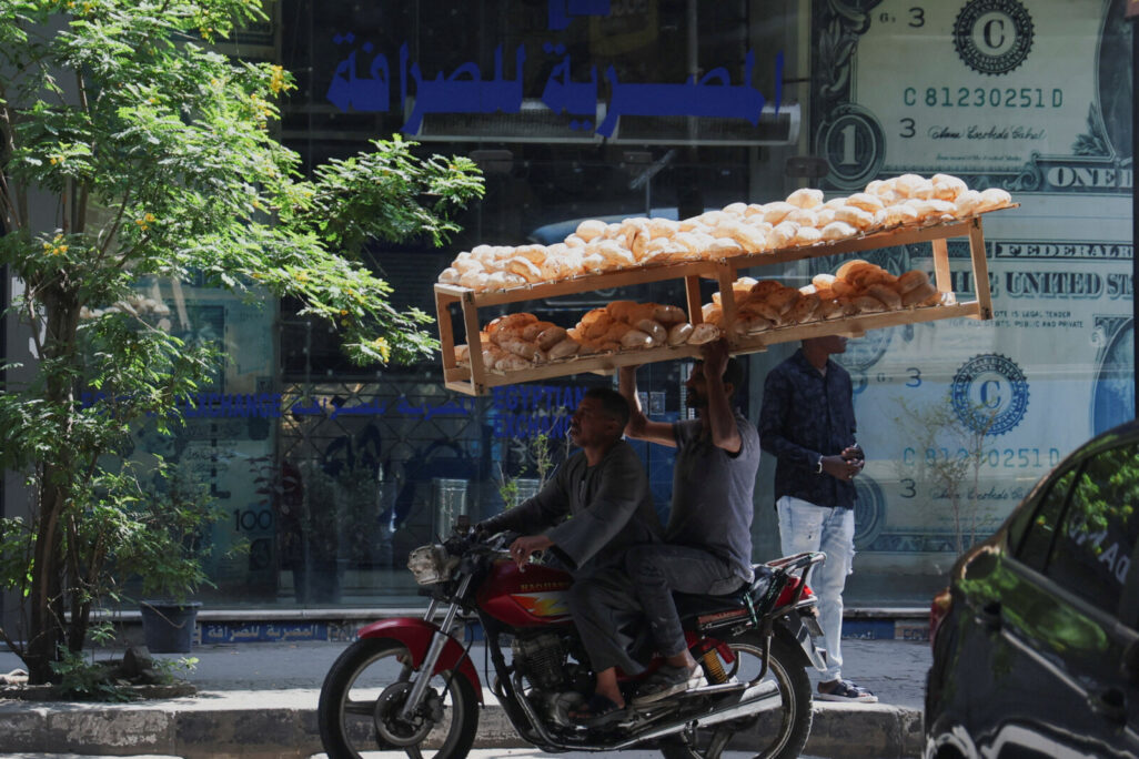 עובדים מעבירים מגשי לחם במצרים (צילום:REUTERS/Amr Abdallah Dalsh) עובדים מעבירים מגשי לחם במצרים (צילום:REUTERS/Amr Abdallah Dalsh)