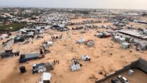 פלסטינים מתכוננים להתפנות ממחנה אוהלים באזור רפיח בעקבות קריאת צה"ל (צילום: REUTERS/Hussam Al Masri)