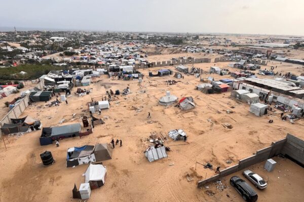 פלסטינים מתכוננים להתפנות ממחנה אוהלים באזור רפיח בעקבות קריאת צה"ל (צילום: REUTERS/Hussam Al Masri)