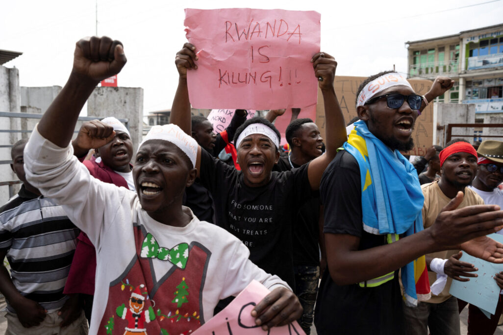 אנשים מוחים במהלך הלוויה ל-7 הרוגים מפגז שפגע במחה פליטים ברפובליקה הדמוקרטית של קונגו (צילום:REUTERS/Arlette Bashizi)