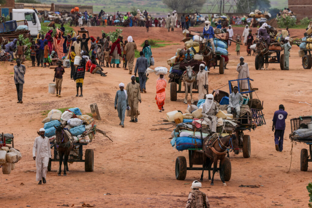 אזרחים נמלטים מאזור הלחימה בדארפור, אוגוס 2023 (צילום: REUTERS/Zohra Bensemra)