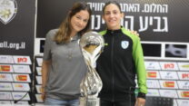 שחר נקב קפטנית קרית גת (מימין) ודניאל אקר קפטנית רמה"ש, במסיבת עיתונאים לקראת גמר גביע המדינה (צילום: ההתאחדות לכדורגל בישראל)