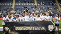 שחקניות מ.ס קרית גת חוגגות את הזכייה בגביע המדינה (צילום: צילום: עודד קרני, באדיבות ההתאחדות לכדורגל)