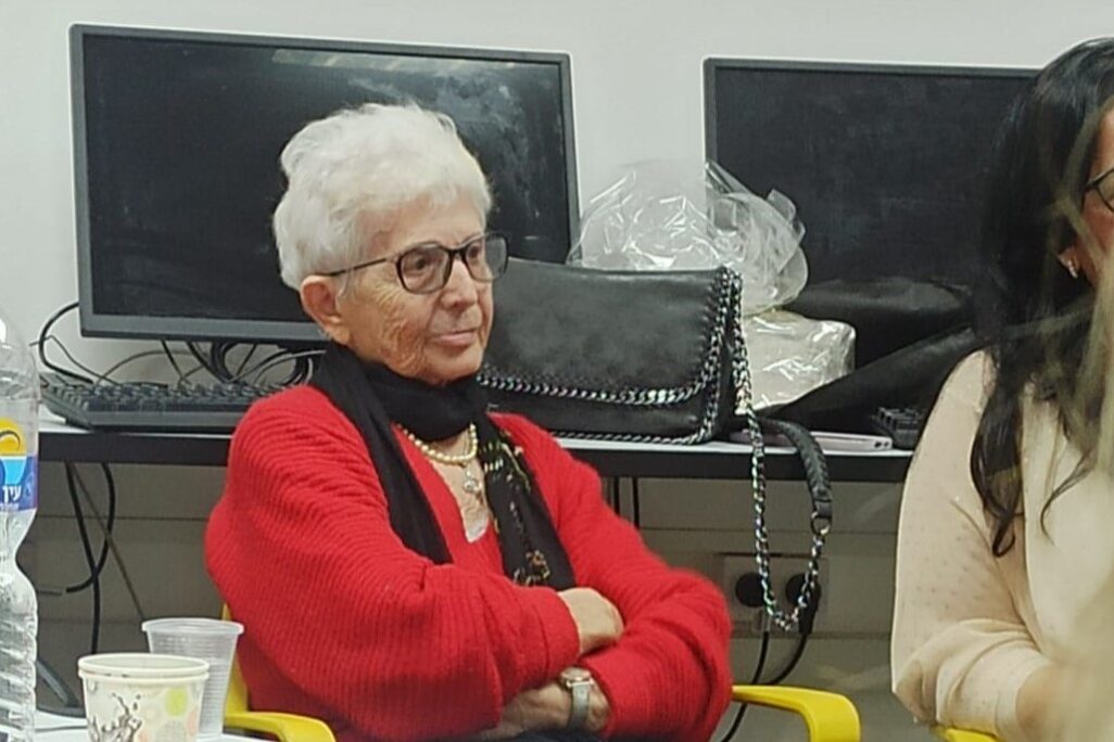רות הרן במפגש עדות בבית הספר מולדת בבאר שבע (צילום: טולי רושו)