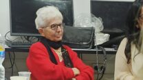 רות הרן במפגש עדות בבית הספר מולדת בבאר שבע (צילום: טולי רושו)